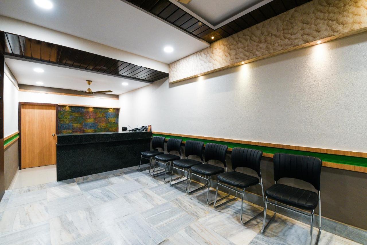 Oyo 27902 Center Point The Hotel Visakhapatnam Bagian luar foto